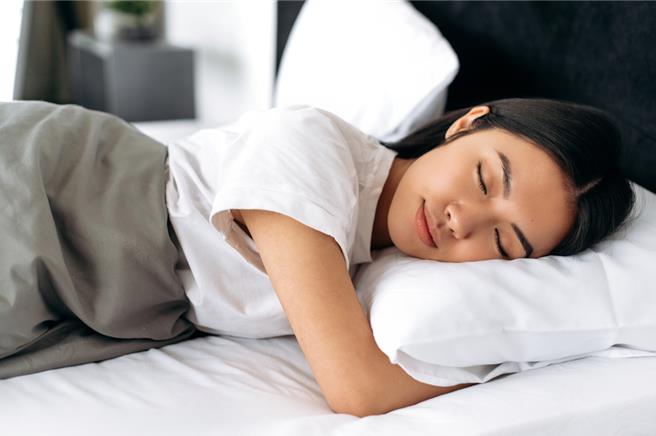 據最新調查顯示，大陸民眾平均睡眠時長6.75小時，整體睡眠品質有待提升，並以「00後」是熬夜主力軍。（示意圖，Shutterstock／達志影像）