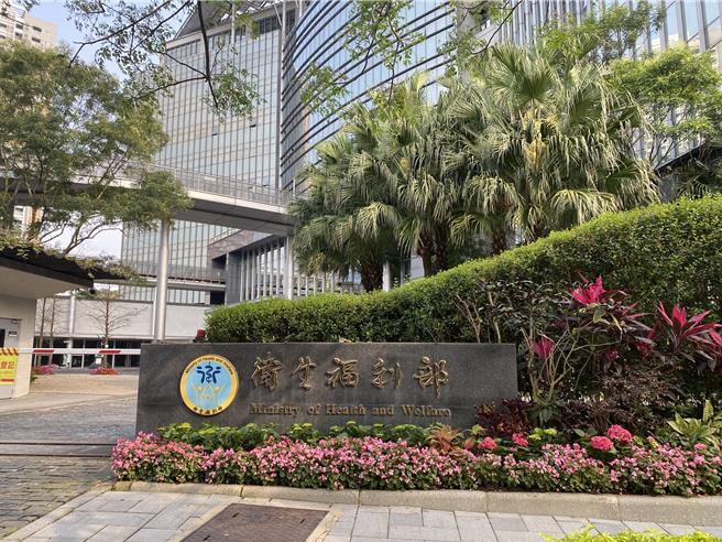 有民眾日前自發性前往衛福部獻花，但今日花束和卡片已不見。（讀者提供／劉彥宜台北傳真）