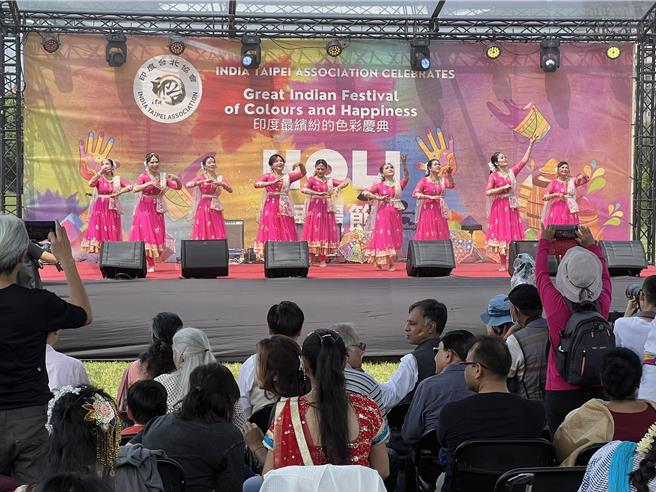 印度台北協會今在新北市綠光河岸公園舉辦「侯麗節」慶祝活動。（王揚傑攝）