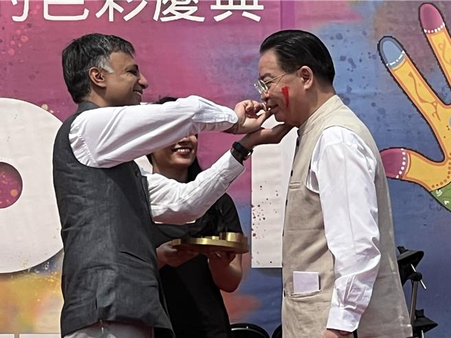 葉達夫和吳釗燮互相在對方臉上塗抹色彩。（王揚傑攝）