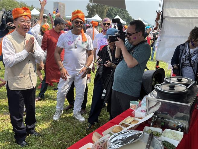 吳釗燮到各攤位體驗印度美食。（王揚傑攝）