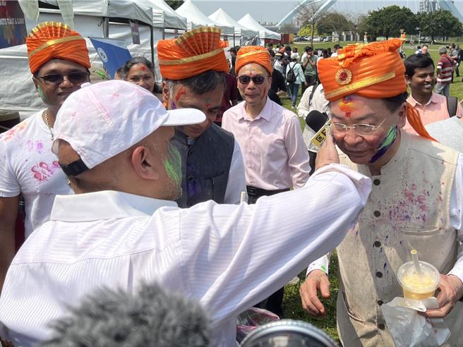 熱情的印度民眾也在吳釗燮臉上塗抹顏料。（王揚傑攝）