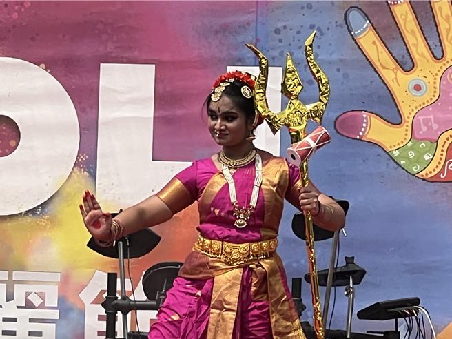 印度舞者表演傳統舞蹈。（王揚傑攝）