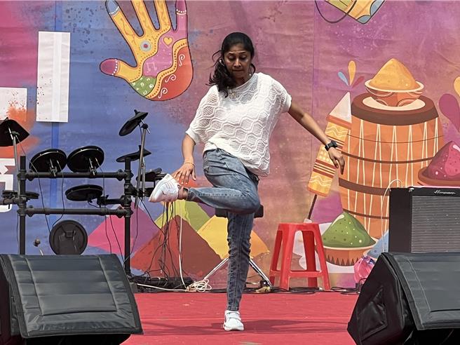 印度舞者帶來寶來塢風格舞蹈。（王揚傑攝）