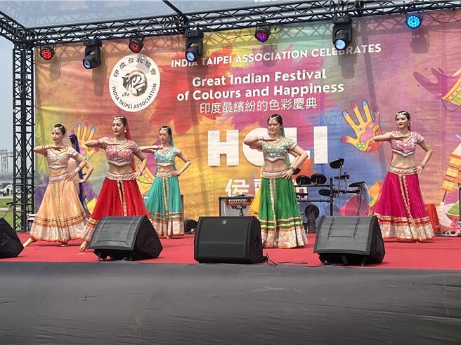 台灣舞者表演印度民族舞蹈。（王揚傑攝）