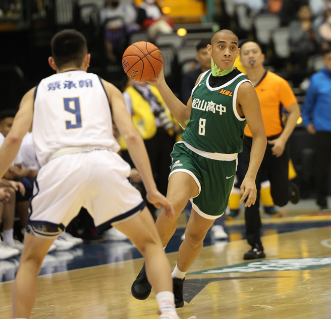 松山高中林現惟（右）季軍賽帶傷上陣，努力為球隊貢獻。（高中體總提供）
