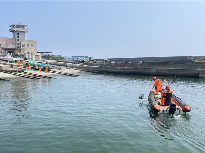 台东县成功镇新港渔港周边水域出现绿色不明漂流物，海巡署东部分署第13岸巡队立即清除并追查。（海巡署东部分署提供／蔡旻妤台东传真）