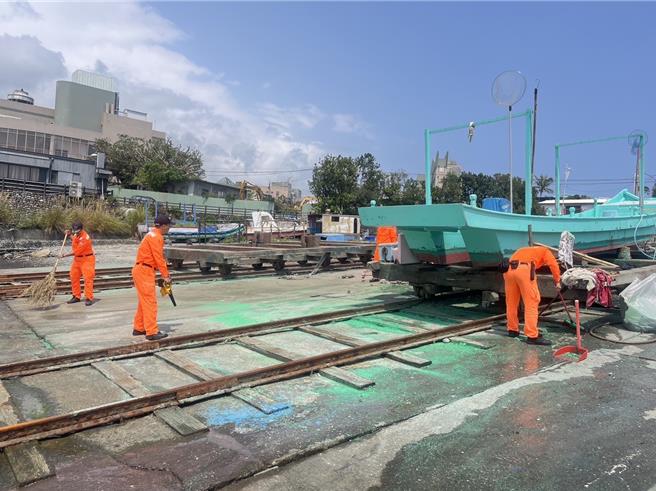 台东县成功镇新港渔港周边水域出现绿色不明漂流物，海巡署东部分署第13岸巡队立即清除并追查。（海巡署东部分署提供／蔡旻妤台东传真）