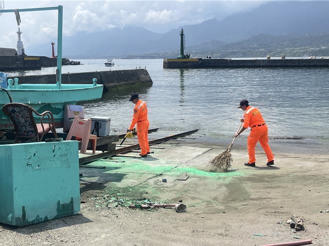 台东县成功镇新港渔港周边水域出现绿色不明漂流物，海巡署东部分署第13岸巡队立即清除并追查。（海巡署东部分署提供／蔡旻妤台东传真）