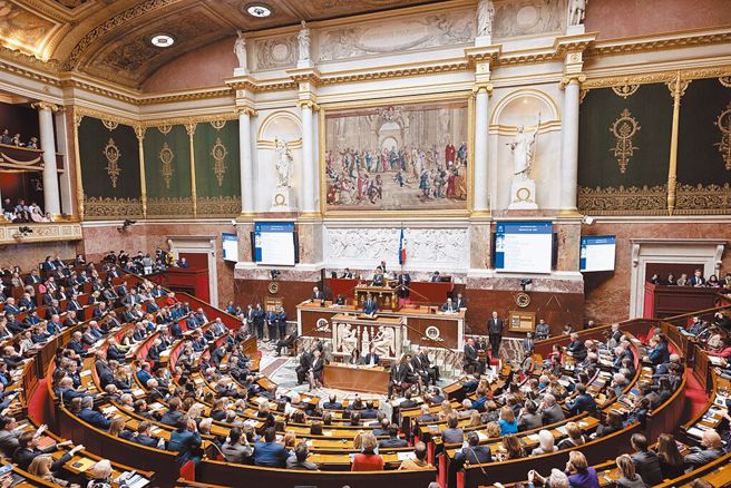 法國國會議員4日召開國會兩院特別會議，正式通過「自願終止妊娠」入憲案。（新華社）