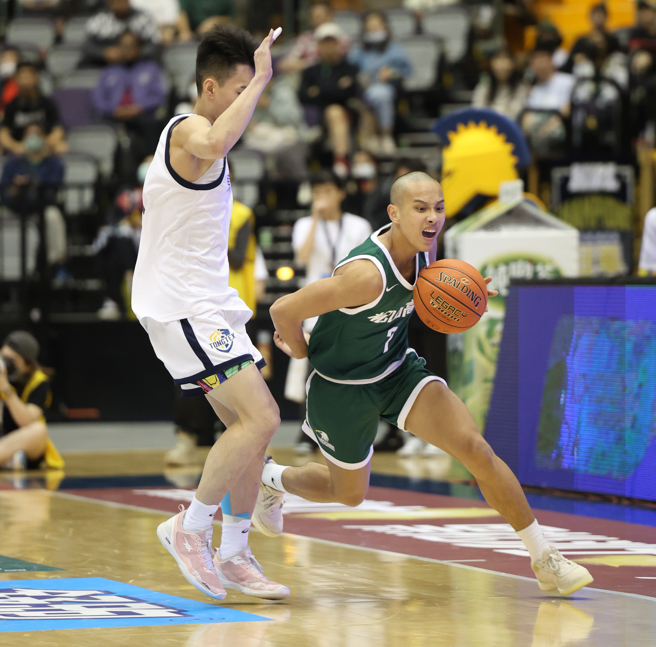 松山高中劉程恩（右）攻下23分。（高中體總提供）