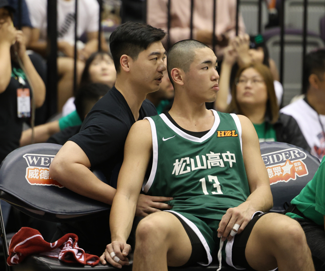 胡瓏貿（後）提醒葉旭森場上要注意的細節。（高中體總提供）