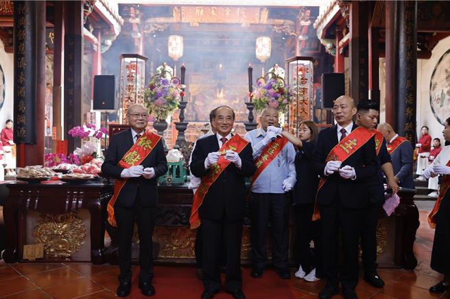 國民黨前立法院長王金平（左二）受邀擔任台南市祀典大天后宮春祭正獻官，立法院長韓國瑜（右一）擔任主祭官。（祀典大天后宮提供／程炳璋台南傳真）