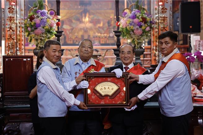 國民黨前立法院長王金平（右二）17日生日，在台南市祀典大天后宮獲贈一面「功在天后」金牌。（祀典大天后宮提供／程炳璋台南傳真）