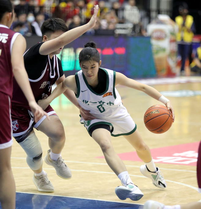 北一女中鄒沛宸（右）運球進攻。（黃世麒攝）