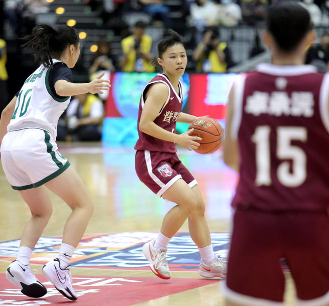 普門中學陳妤瑩（中）。（黃世麒攝）