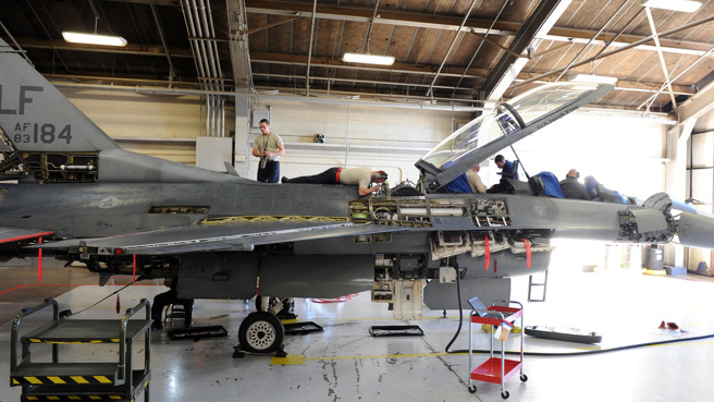 维护中的F-16战机。(图/美国空军)