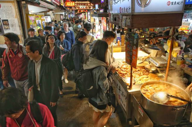 网友好奇发问「有什么小吃已涨到不吃了？」，引起乡民热议。（示意图／王英豪摄）