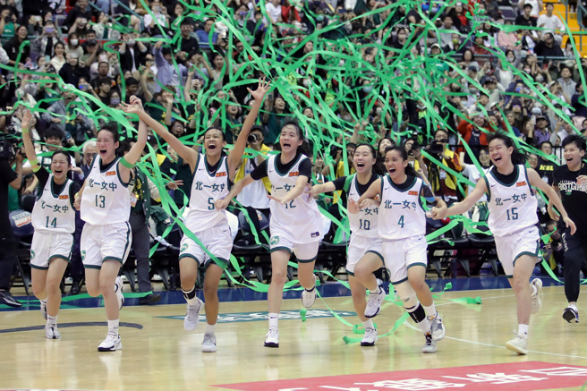 北一女中17日在HBL高中籃球甲級聯賽，靠著潘陳家姍拿下全隊最高20分，以及米靖恩11分、18籃板、8助攻、4抄截、2阻攻的全能演出，終場以68比61擊退普門中學，本季以14連勝，全勝之姿奪下女子組冠軍寶座，球員們奪冠時刻興奮地衝進場內相擁慶賀。（黃世麒攝）
