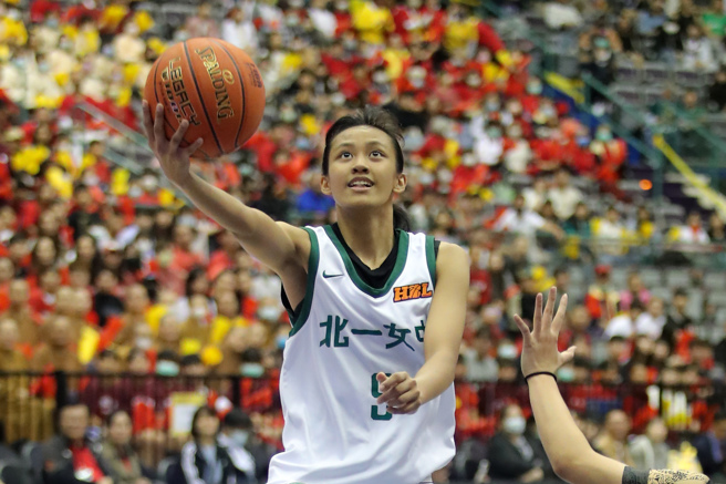 北一女中17日在HBL高中籃球甲級聯賽，靠著米靖恩11分18籃板8助攻4抄截2阻攻的全能演出，終場以68比61擊退普門中學，本季以14連勝，全勝之姿奪下女子組冠軍寶座。（黃世麒攝）