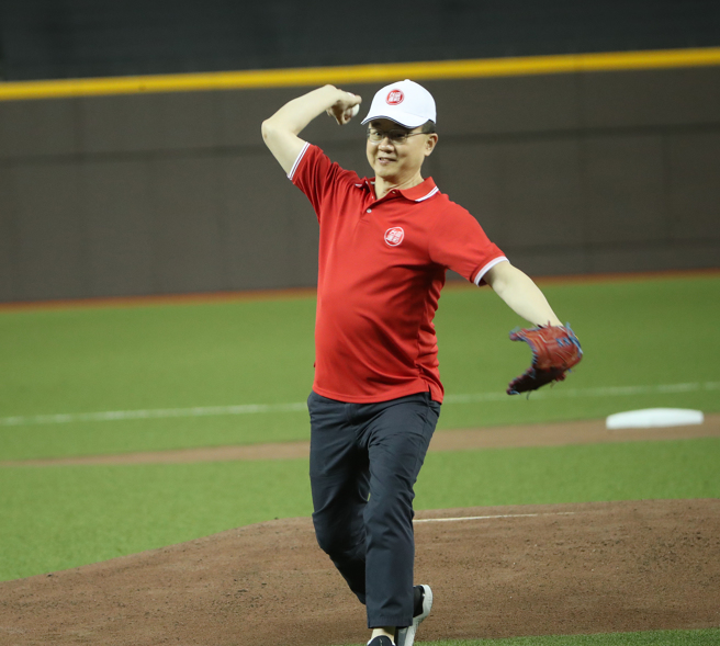 中华职棒官办热身赛17日在台北大巨蛋开打，由富邦悍将对上中信兄弟，台湾运彩总经理林博泰（图）为球赛开球。（刘宗龙摄）