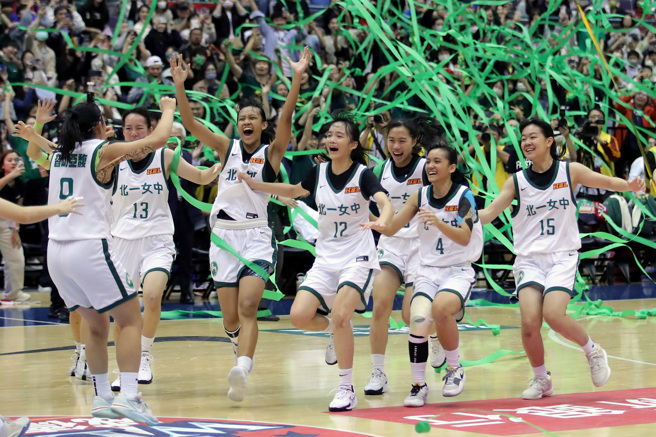 北一女中本季以14连胜，全胜之姿夺下HBL女甲冠军，球员们夺冠时刻兴奋地衝进场内相拥庆贺。（黄世麒摄）
