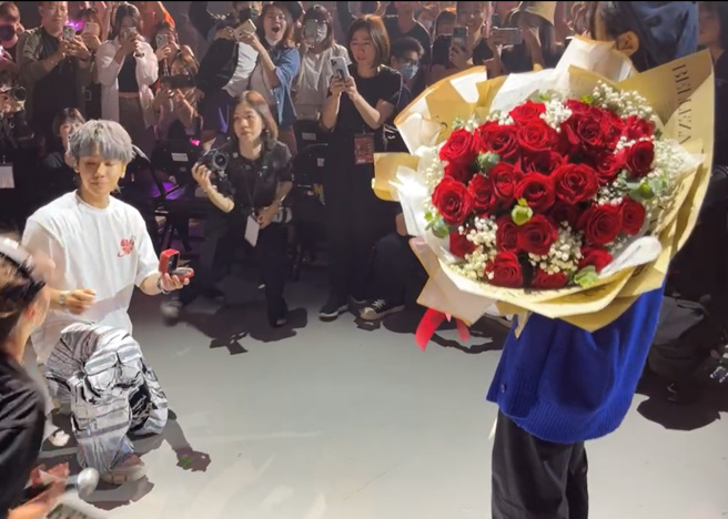 鼓鼓落泪下跪。（图／取自相信音乐脸书）