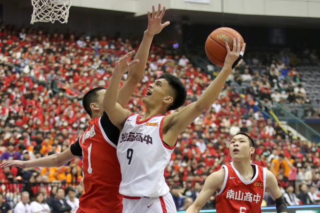 光復高中林恩宇（中）进攻上篮。（黄世麒摄）
