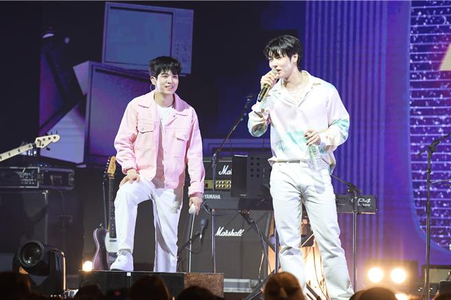 李承协（右）与柳会胜17日在台热力开唱，狂飙高音展现唱功。（读者提供）