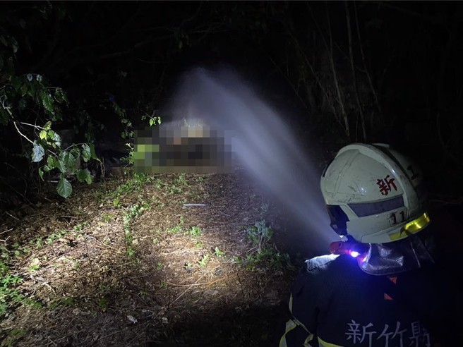 劉姓男子疑似偷割電纜線遭1.1萬伏特高壓電電死。（新竹縣消防局提供／邱立雅竹線傳真）