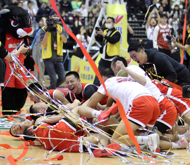 南山高中17日在HBL高中篮球甲级联赛男子组冠军战，以87比85逆转击退劲敌光復高中，阻断光復高中的三连霸美梦，夺冠时刻球员们兴奋衝上场相拥庆祝。（黄世麒摄）