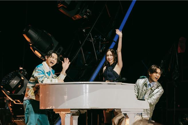 告五人一连两天在宜兰开唱，吸4万人到场展现超人气。（相信音乐提供）