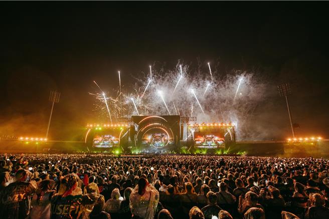 告五人一连2天演唱会共喷发近8000发烟火，诚意十足。（相信音乐提供）