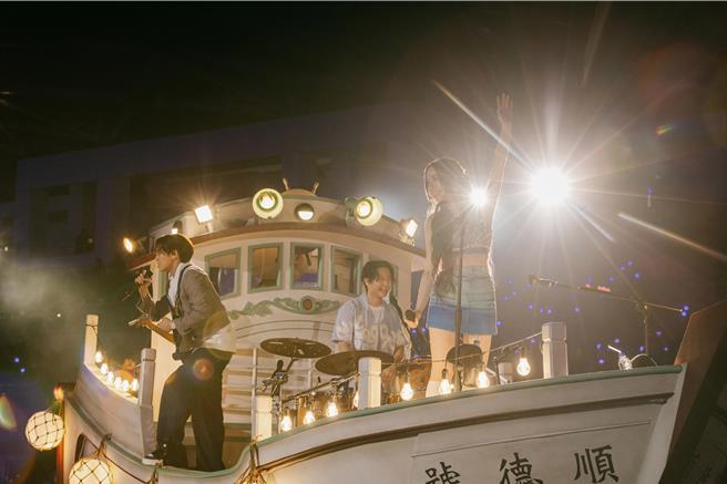 告五人搭復刻渔船环烧全场，与歌迷近距离互动。（相信音乐提供）