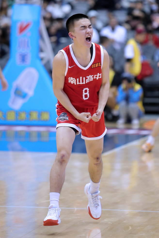 南山高中17日在HBL高中籃球甲級聯賽男子組冠軍戰，以87比85逆轉擊退勁敵光復高中，阻斷光復高中的三連霸美夢。南山高中黃瀚陞（見圖）全場投進5顆3分球，攻下19分，成為逆轉勝的重要功臣。（黃世麒攝）