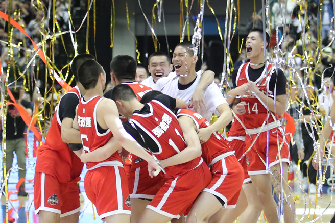 南山高中17日在HBL高中籃球甲級聯賽男子組冠軍戰，以87比85逆轉擊退勁敵光復高中，阻斷光復高中的三連霸美夢，奪冠時刻球員們興奮衝上場相擁慶祝。（黃世麒攝）