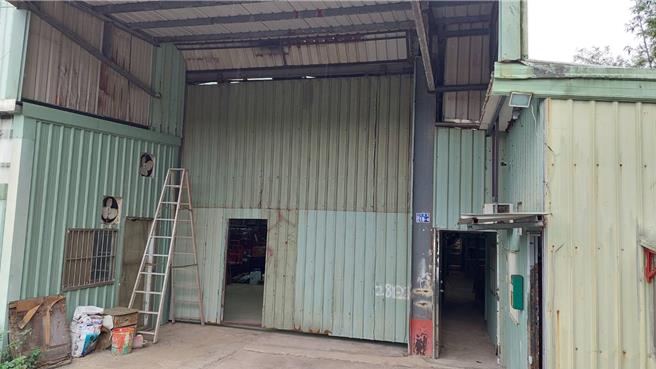 國內知名公仔收藏家張姓男子的倉庫才遭竊，警方也才逮獲5名犯嫌。孰料17日下午又有兩名男子試圖闖進倉庫行竊，遭警方迅速逮捕歸案。（翻攝照片／張志康基隆傳真）