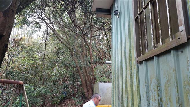 國內知名公仔收藏家張姓男子的倉庫才遭竊，警方也才逮獲5名犯嫌。孰料17日下午又有兩名男子試圖闖進倉庫行竊，遭警方迅速逮捕歸案。（翻攝照片／張志康基隆傳真）