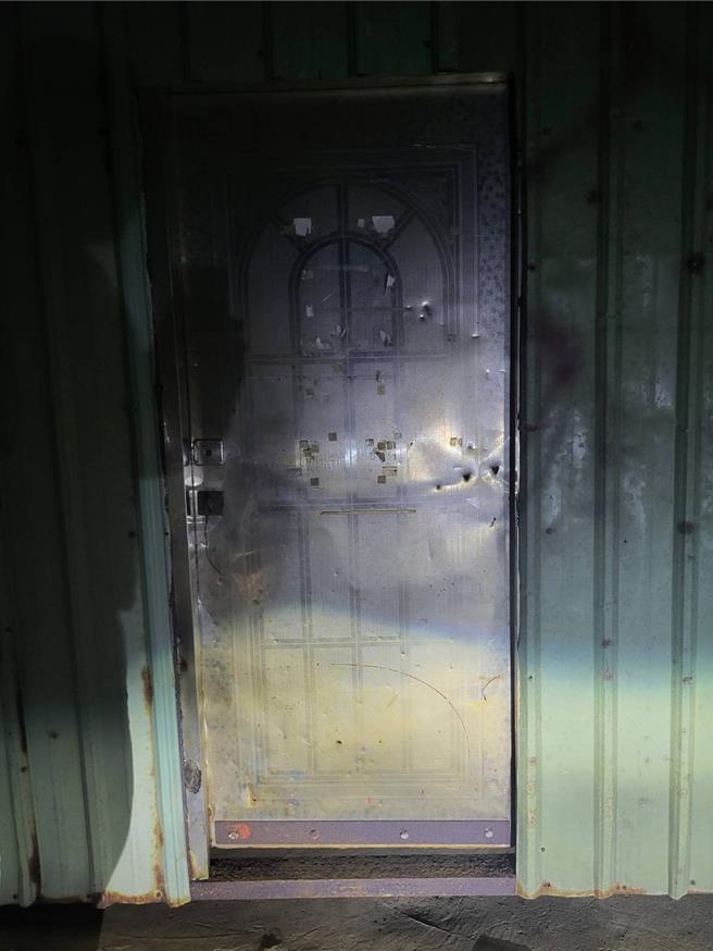 國內知名公仔收藏家張姓男子的倉庫才遭竊，警方也才逮獲5名犯嫌。孰料17日下午又有兩名男子試圖闖進倉庫行竊，遭警方迅速逮捕歸案。（翻攝照片／張志康基隆傳真）