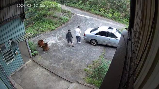 國內知名公仔收藏家張姓男子的倉庫才遭竊，警方也才逮獲5名犯嫌。孰料17日下午又有兩名男子試圖闖進倉庫行竊，遭警方迅速逮捕歸案。（翻攝照片／張志康基隆傳真）