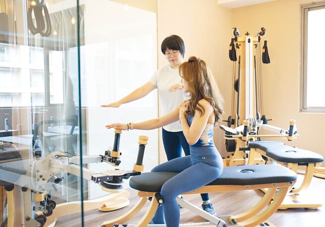 皮拉提斯品牌「Renee’s Choice The Elegance of Pilates」，透过专业教练指导机械或垫上皮拉提斯及婵柔课程，邀大家找回健康体态。图／绿舞观光饭店提供