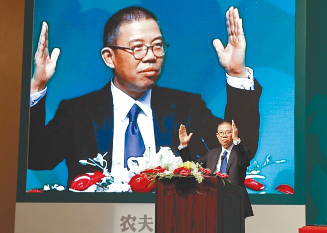 身为大陆首富，农夫山泉董事长锺睒睒（见图）被大陆网民盯上，源于另一饮料巨头娃哈哈创始人宗庆后逝世后，网上开始流传关于娃哈哈和农夫山泉的「恩怨史」，批锺是「现代版的农夫与蛇」，忘恩负义。（中新社资料照片）