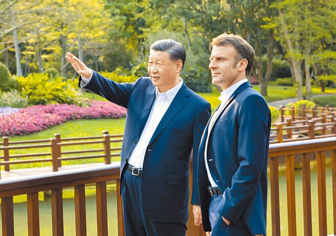 法國總統馬克宏（右）2023年4月曾訪問中國，並與中國國家主席習近平在廣州市松園散步。（新華社）