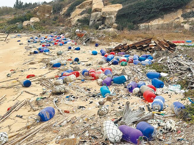 大陸福建沿海一帶養殖魚塭廢棄或斷裂後的廢棄物經海浪一打，就往金門海岸邊漂，尤其東北季風強盛的冬天，大量海漂垃圾更直接被吹上岸際，堆積情況嚴重。（洪清彰提供／于家麒金門傳真）