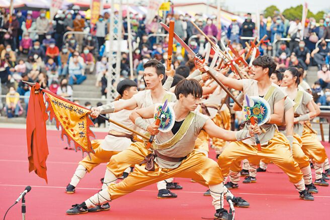 一年一度全国创意宋江阵头大赛16、17日在高雄内门热闹登场，高市府观光局广发武林帖，祭出200万元总奖金，吸引全国各地9支队伍前来一较高下。（高市府观光局提供／洪浩轩高雄传真）