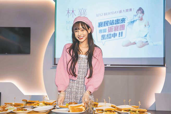 林襄16日為粉絲親手做三明治。（品牌提供）
