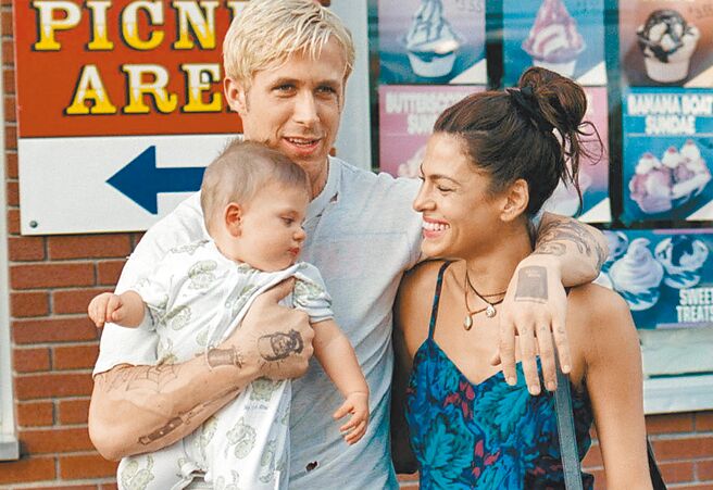 莱恩葛斯林（左）在拍摄《末路车神》时对伊娃曼德斯一见锺情。（美联社）