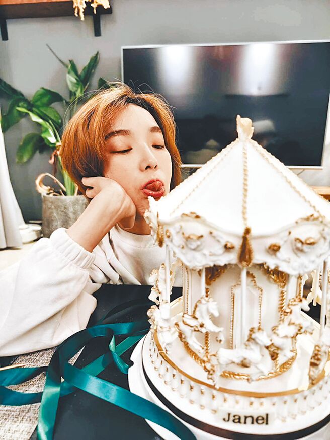 蔡淑臻日前過生日，收到豪華旋轉木馬蛋糕。（伊林提供）