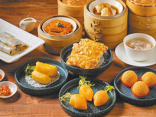 黃義仁主廚領軍原神旺大飯店港點師傅團隊，每項食材現點現做。（神旺潮品集．忠孝店提供）