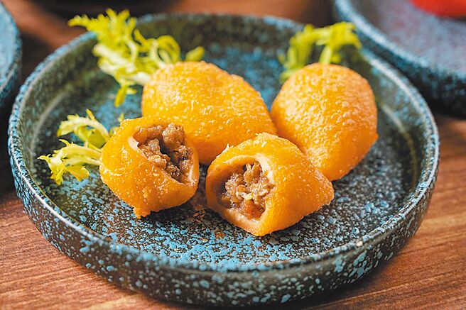 「安蝦咸水角」以胡蘿蔔汁拌入糯米皮，內餡滿滿古早味。（神旺潮品集．忠孝店提供）